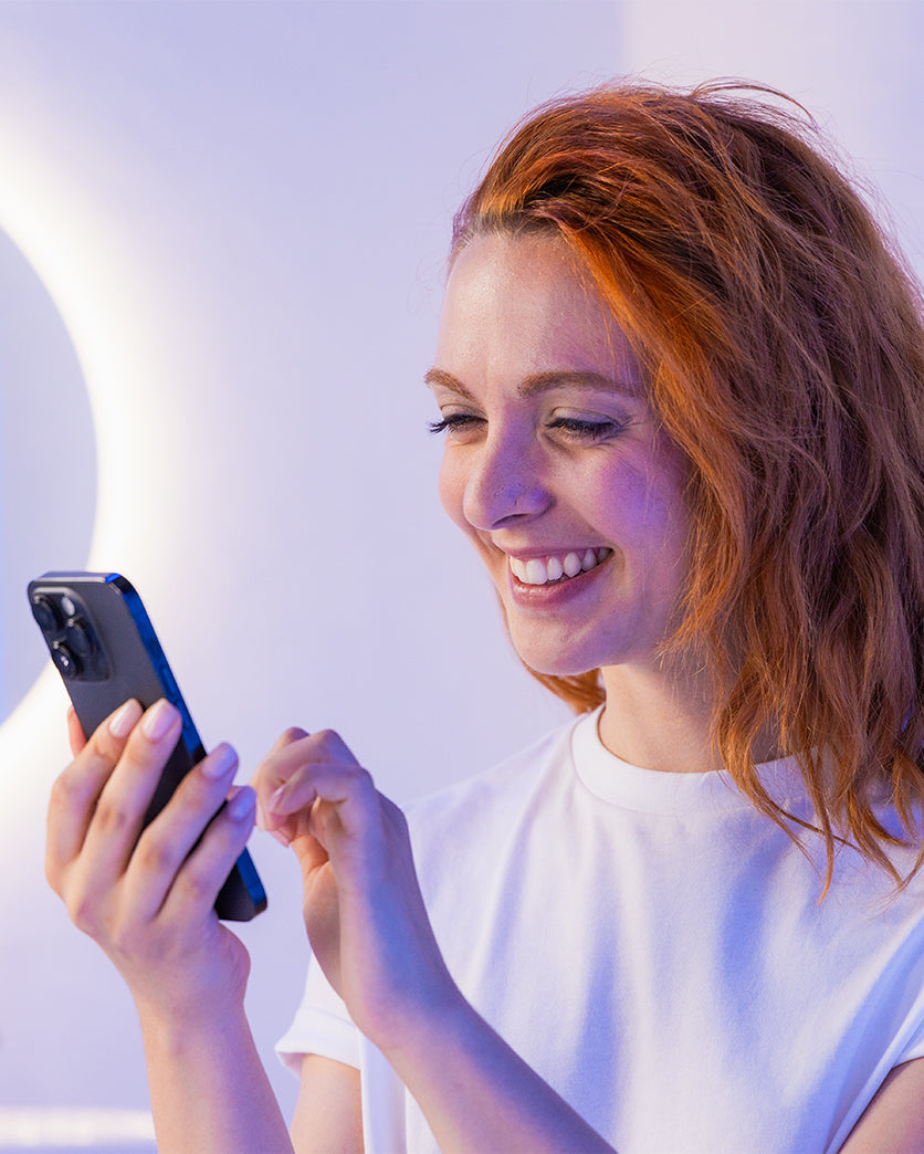 ragazza con telefono app opendent
